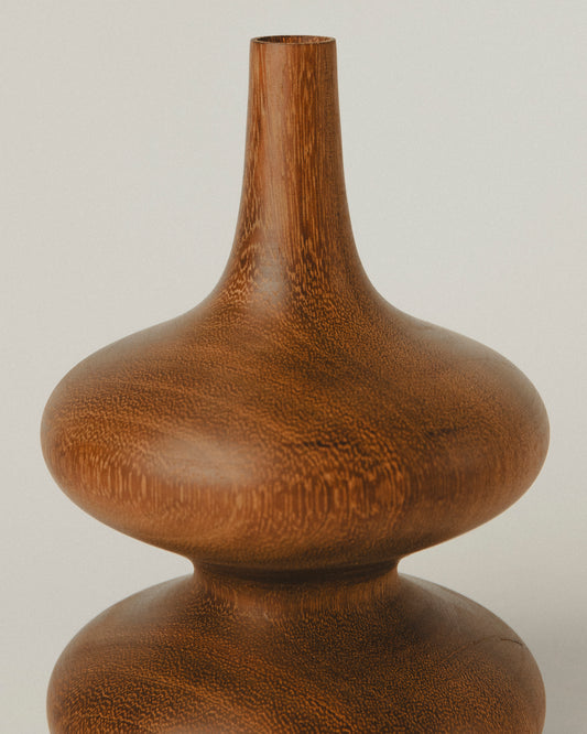 Detalle del Jarrón de iroko M con doble curvatura y cuello corto. Pieza hecha a mano