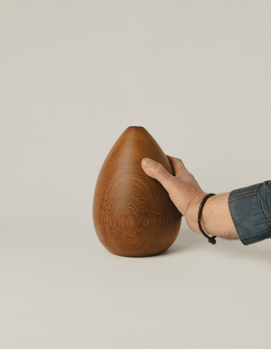 Jarrón artesanal de iroko M con forma de gota cerrada, con mano