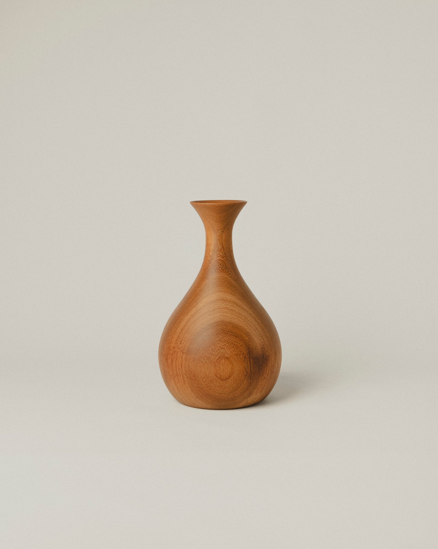 Jarrón de madera iroko M con cuello ancho y base suave, hecho a mano.