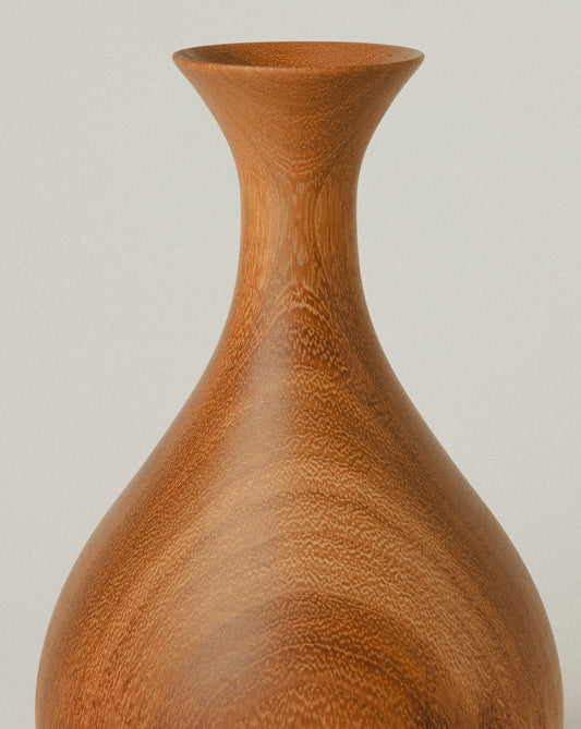 Detalle Jarrón de madera iroko M con cuello ancho y base suave, hecho a mano.