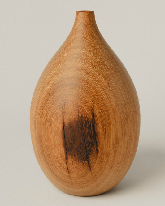 Detalle Jarrón en forma de lágrima de iroko, torneado artesanalmente.