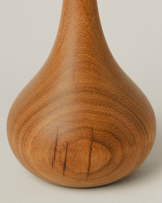 Detalle de Jarrón de iroko M con cuello corto y base amplia, forma de lágrima.