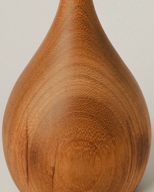 Detalle Jarrón de iroko M estilizado, base redonda y curva continua