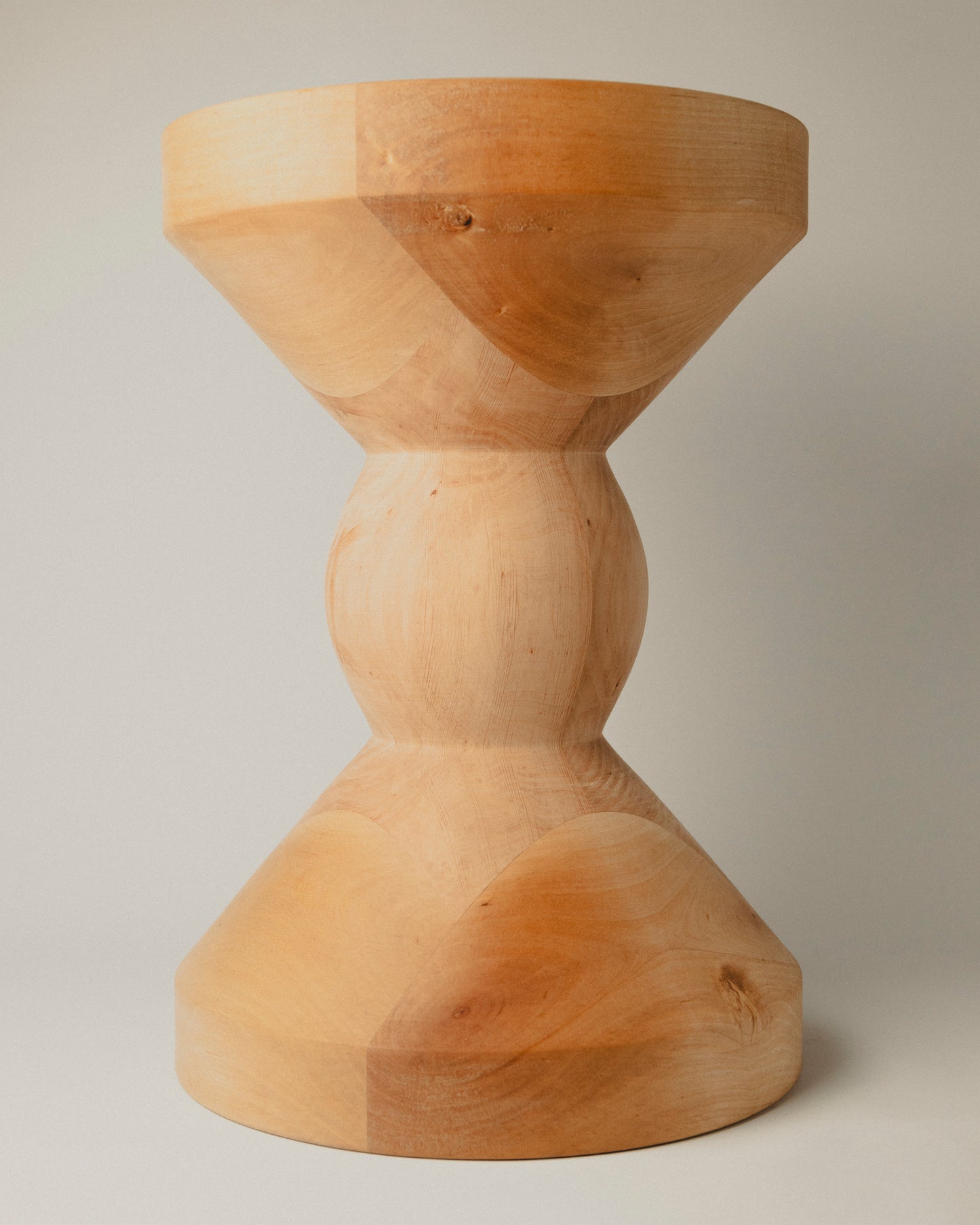 Vista frontal del Totem Nº 04 en aliso, hecho por Yubero Torno