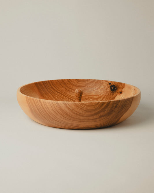 Detalle de la veta del fresno en el cuenco Drop, hecho por Yubero Torno