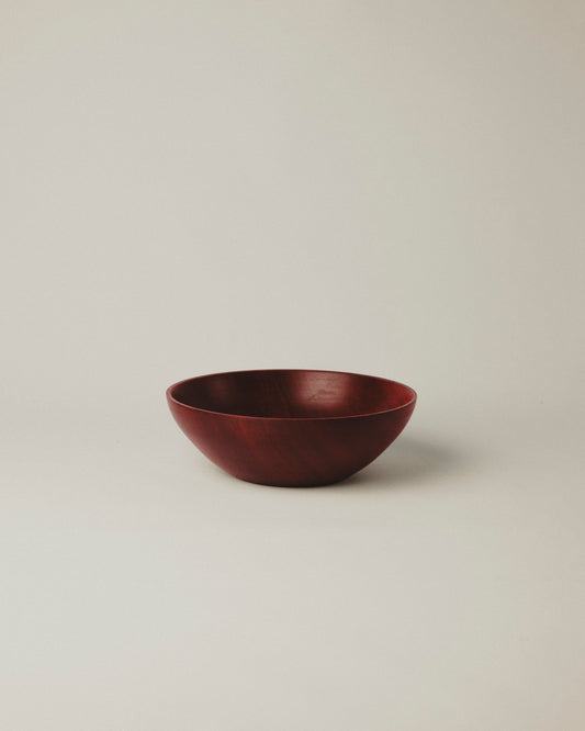 Vista lateral del cuenco de palo rojo Nº 02, forma curvada, hecho por Yubero Torno