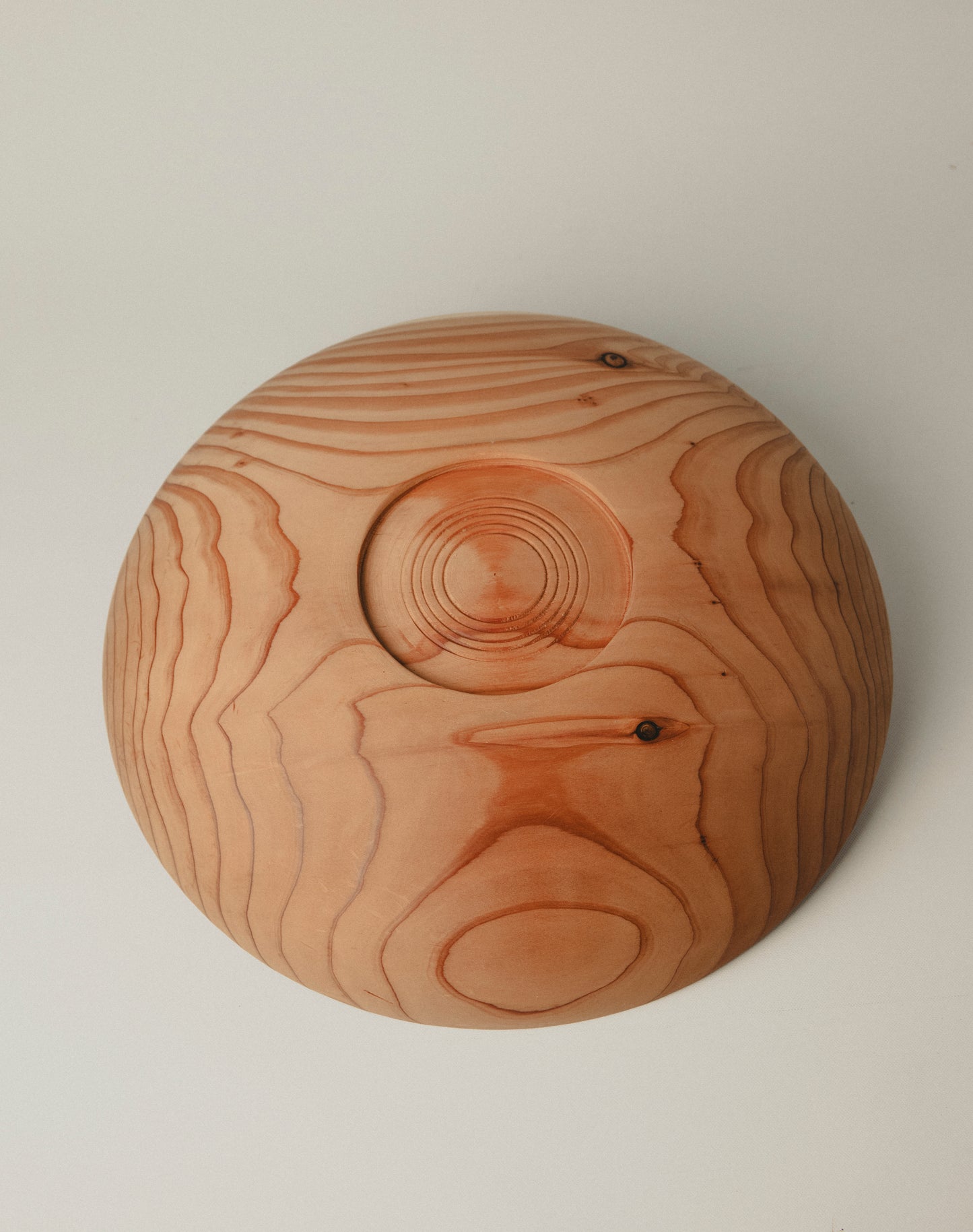 Vista inferior del cuenco de sequoia Nº 1, hecho por Yubero Torno