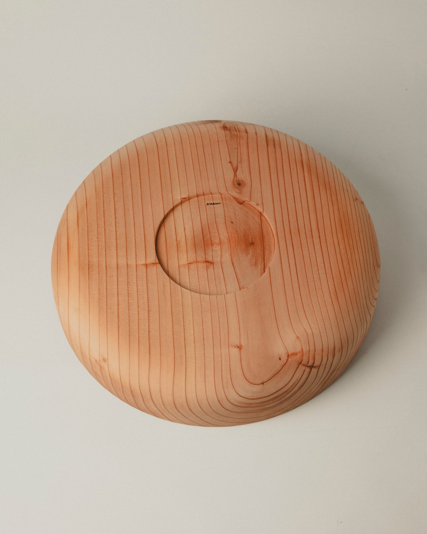 Vista inferior del cuenco de sequoia Nº 02, hecho por Yubero Torno