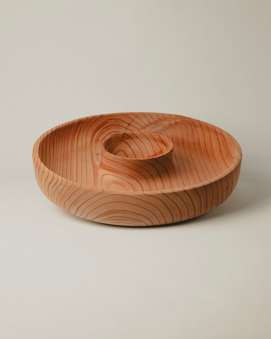 Vista frontal del cuenco de sequoia Nº 2, hecho por Yubero Torno