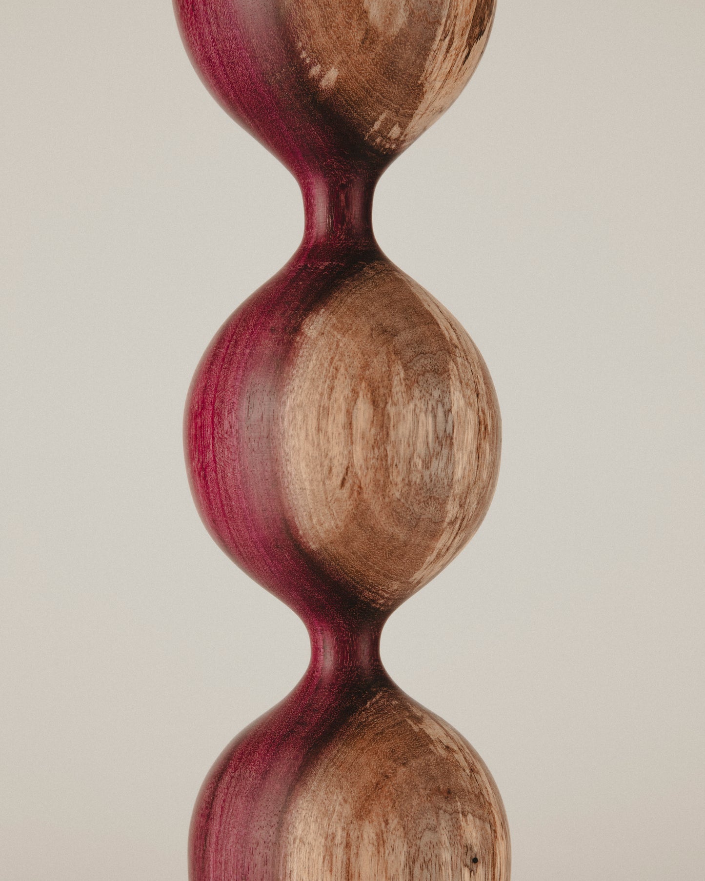 Detalle de transición entre albura y corazón en la escultura de amaranto Nº 01 de Yubero torno
