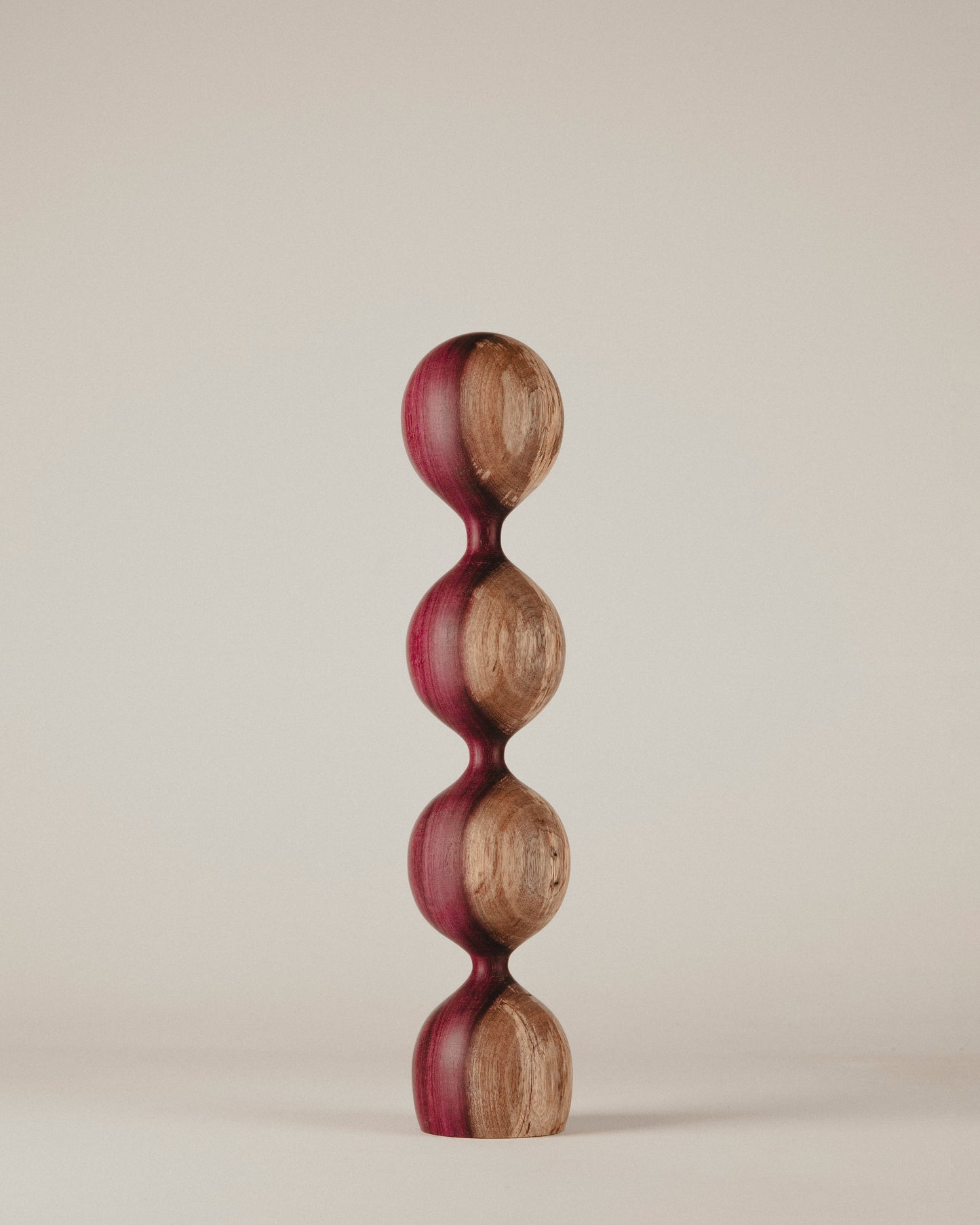 Vista posterior de la escultura de amaranto Nº 01, pieza única torneada por Yubero Torno