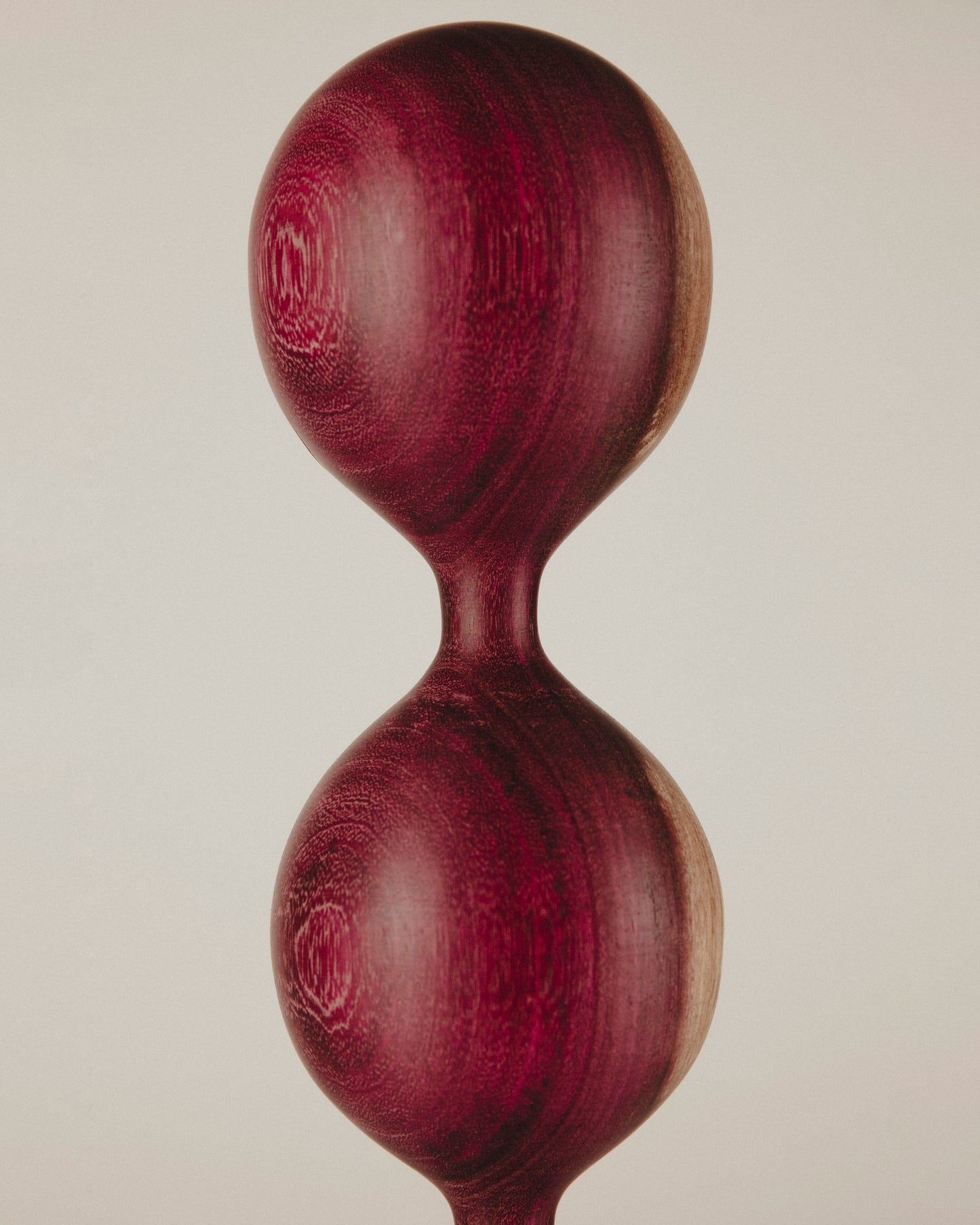 Vista superior de la escultura Nº 01 en madera de amaranto, superficie pulida, hecho por Yubero Torno