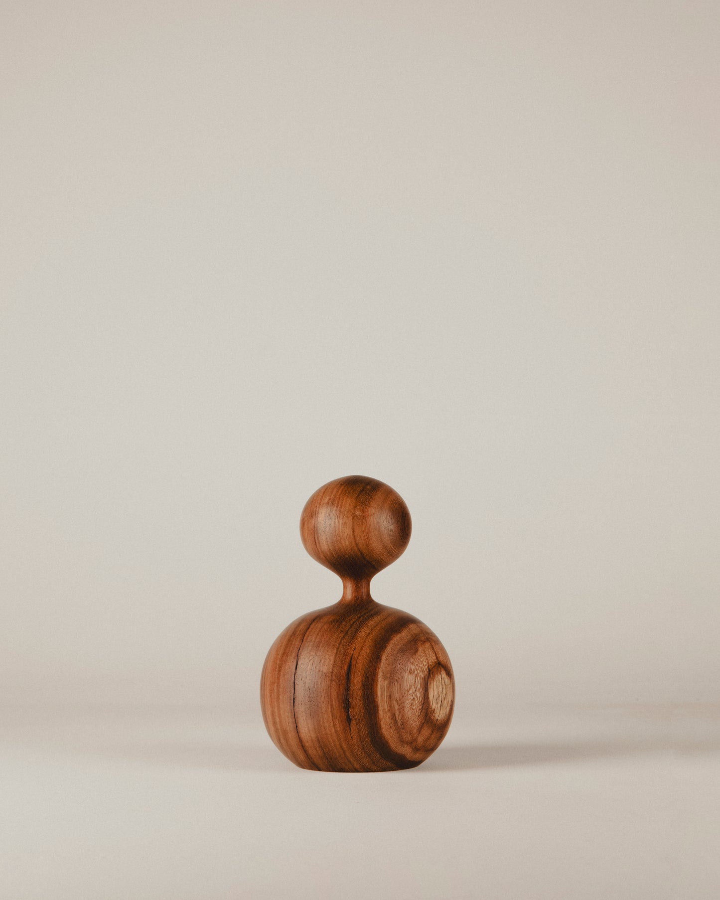 Vista lateral de la escultura Gorditos Nº 01 en madera de iroko, hecha por Yubero Torno.