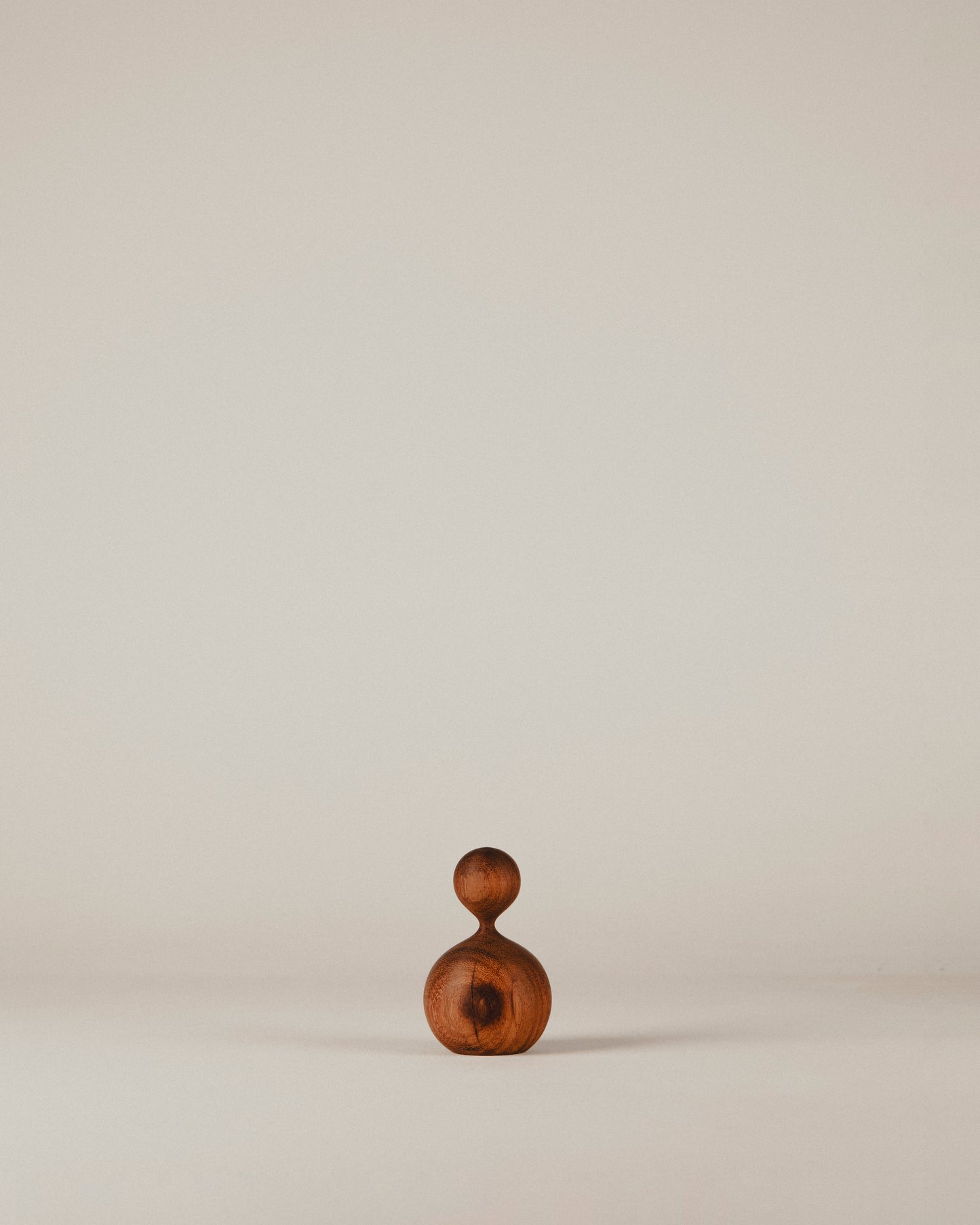 Vista frontal de la escultura de iroko Nº 03, serie “gorditos”, hecha por Yubero Torno