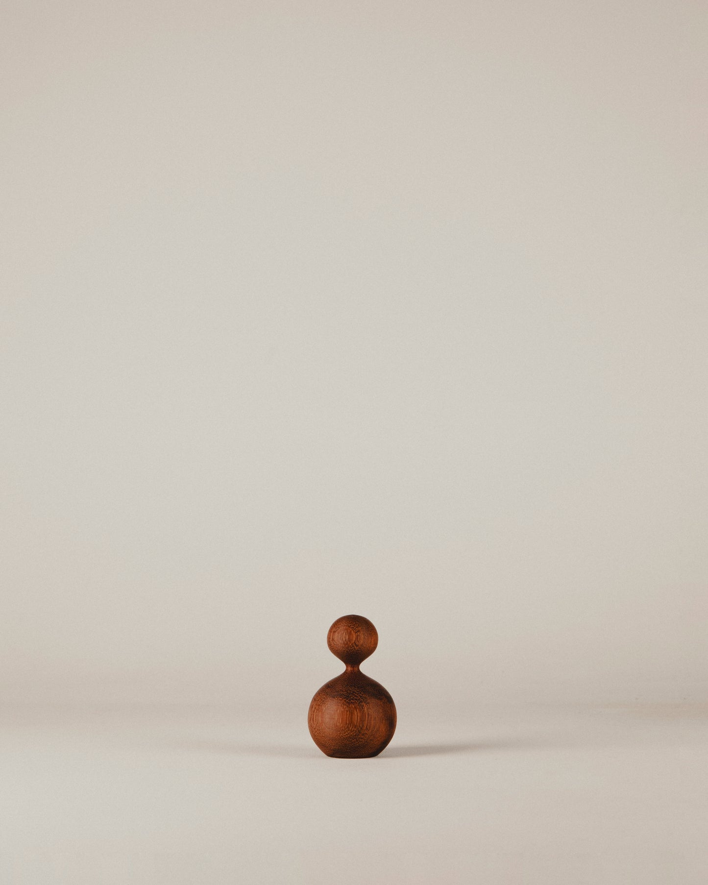 Vista frontal de la escultura de iroko Nº 04, serie “gorditos”, hecha por Yubero Torno