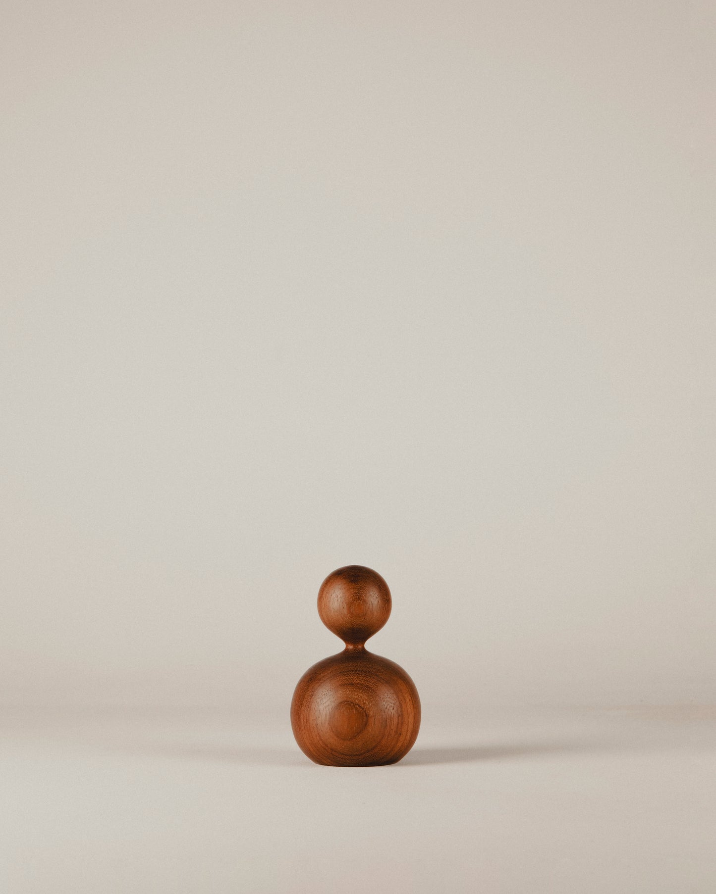 Vista frontal de la escultura Gorditos Nº 05 en madera de iroko, hecha por Yubero Torno.