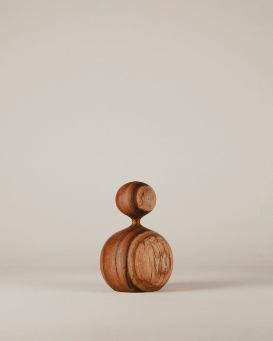 Vista lateral 3/4 de la escultura de iroko Nº 07, mostrando la veta de la madera. Hecho por Yubero Torno.