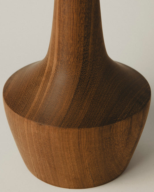 Detalle del Jarrón de autor en madera de iroko, líneas limpias y robustas. Modelo 03.