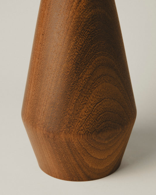 detalle del Jarrón de madera iroko modelo 04, con forma cónica sobria. Trabajo artesanal de Yubero Torno.