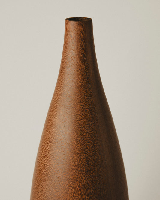 Detalle del Jarrón decorativo de iroko hecho a mano. Modelo 05 con base sólida y cuerpo vertical.