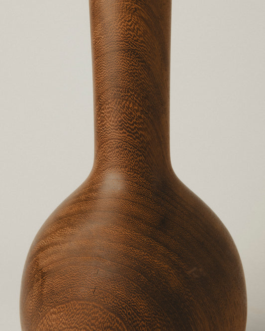 Detalle del Jarrón de iroko XL con volumen redondo en la base y cuello largo que se abre.