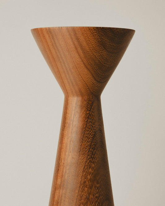 Detalle Pieza 07 de Yubero Torno. Jarrón XL artesanal con forma de cáliz en madera iroko