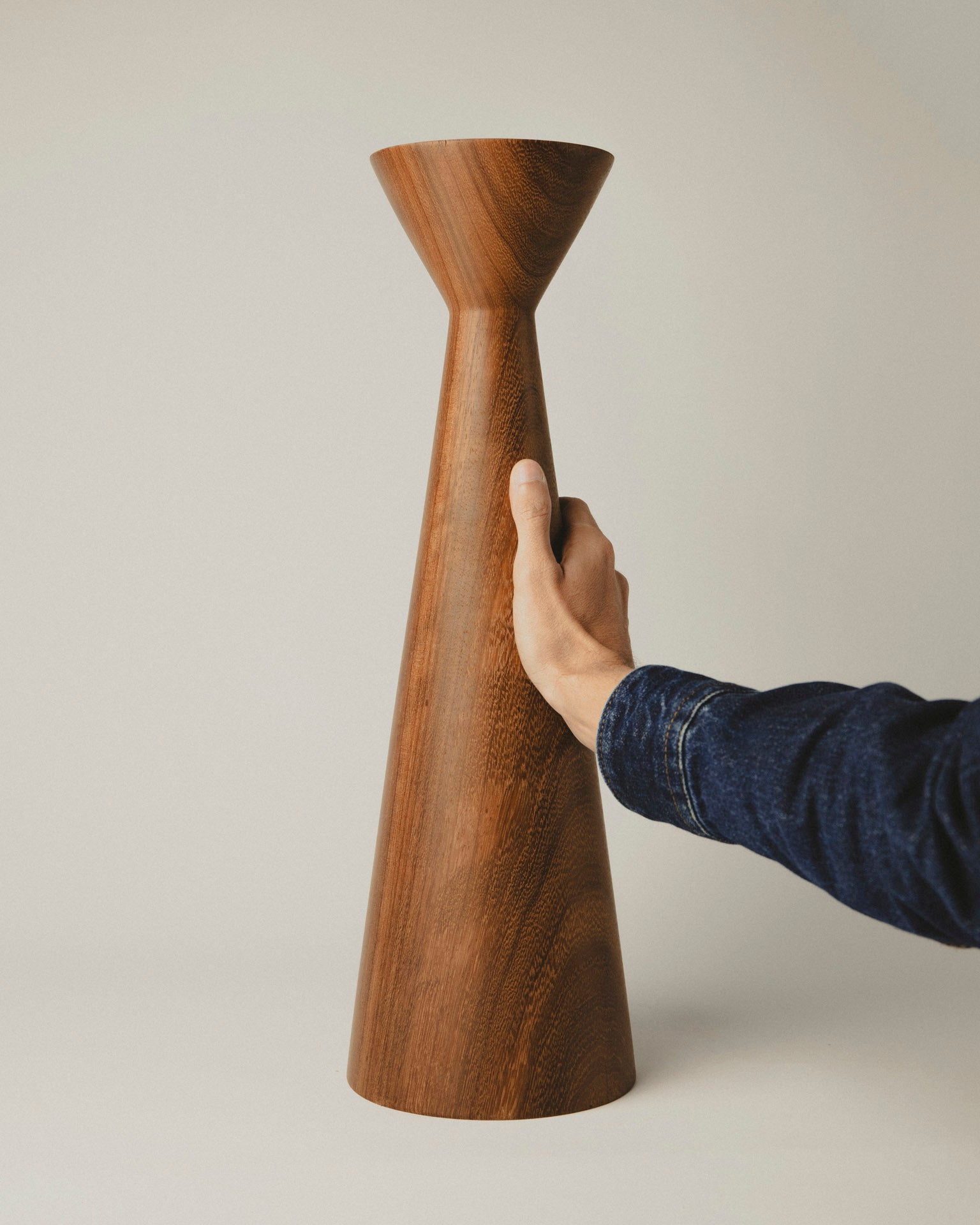 Pieza 07 de Yubero Torno con mano. Jarrón XL artesanal con forma de cáliz en madera iroko