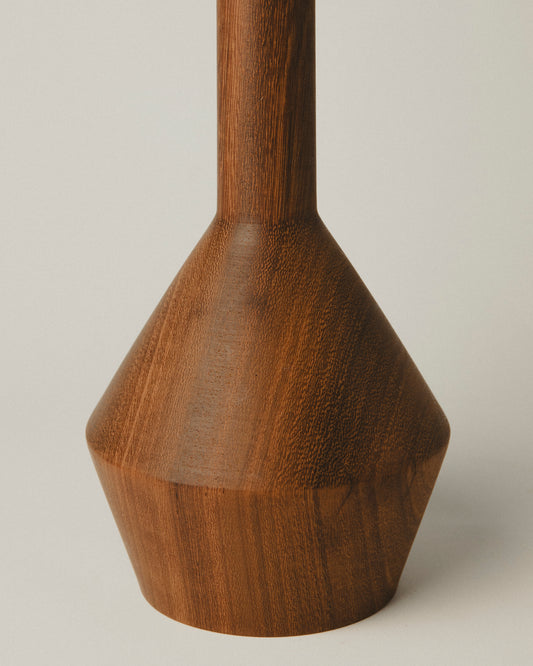 Detalle del Jarrón de base facetada y cuello fino, de Yubero Torno trabajado en iroko. Modelo 08