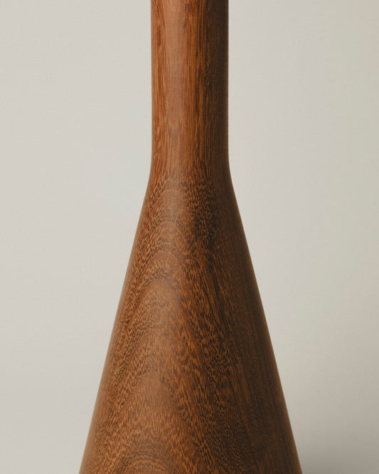 detalle del Modelo 09: jarrón de iroko con forma de embudo, torneado artesanal por Yubero Torno