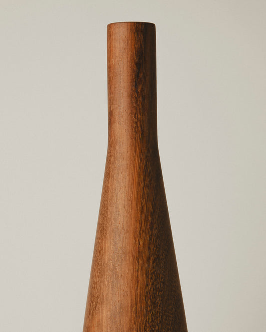 Detalle del Jarrón artesanal de madera iroko XL modelo 10 de Yubero Torno. forma cónica, cuello corto