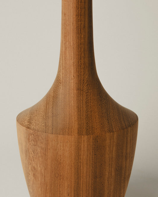 Detalle del Jarrón 11 de autor , Yubero Torno con cuello largo y cuerpo anguloso. Madera de iroko torneada a mano.