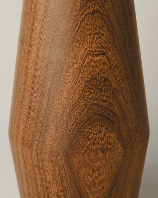 Detalle del Jarrón XL de madera de iroko hecho a mano por Yubero Torno. Modelo 12 con forma cónica y base redonda.