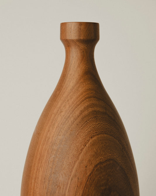 Detalle del Modelo 13: jarrón en forma de botella, trabajado a mano por Yubero Torno en madera de iroko.
