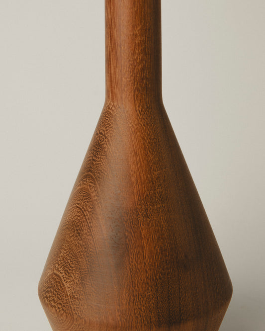 detalle del Jarrón 14 de autor con cuello largo cilíndrico y base facetada. Madera de iroko torneada.