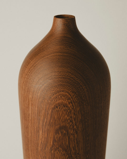 Detalle Jarrón artesanal de madera iroko, hecho a mano por Yubero Torno. Modelo 01, diseño estilizado. Foto detalle.