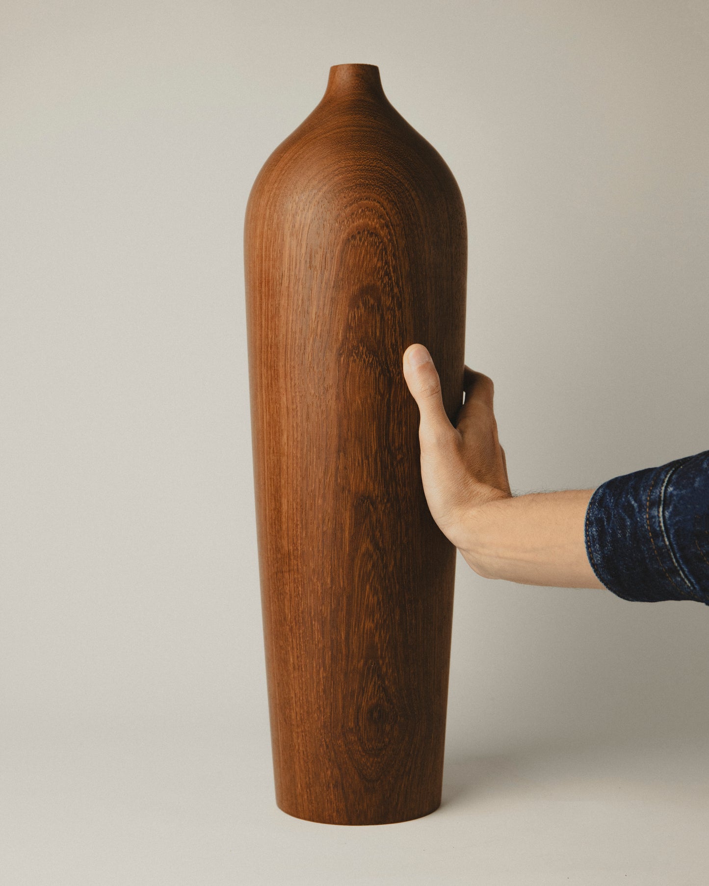 Jarrón artesanal de madera iroko, hecho a mano por Yubero Torno. Modelo 01, diseño estilizado, con mano.