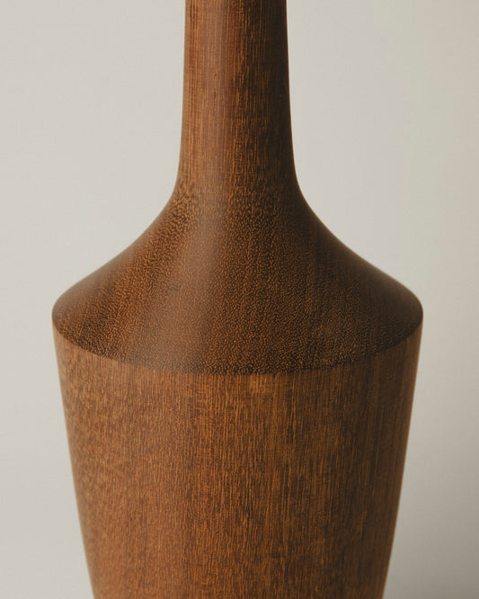 Detalle del Jarrón de iroko XL torneado a mano, base ancha y cuello largo. Pieza 02 de Yubero Torno