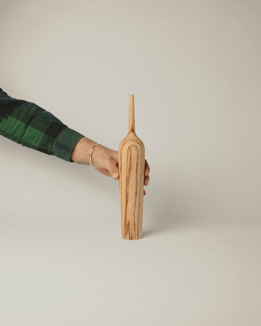 Detalle de Jarrón de zebrano cilíndrico con cuello fino. Diseño sobrio y torneado a mano.