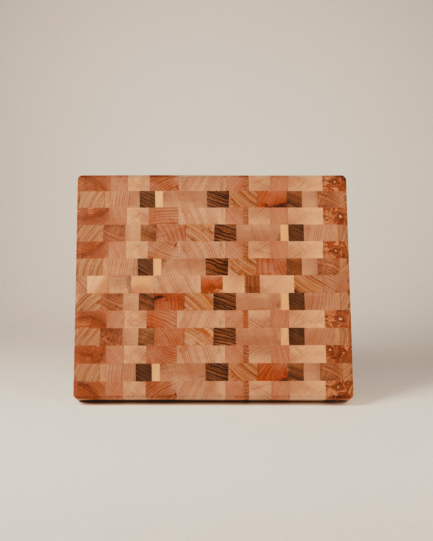 Vista frontal de la tabla Nº 01 hecha con fresno, haya, iroko, zebrano y roble, hecha por Yubero Torno
