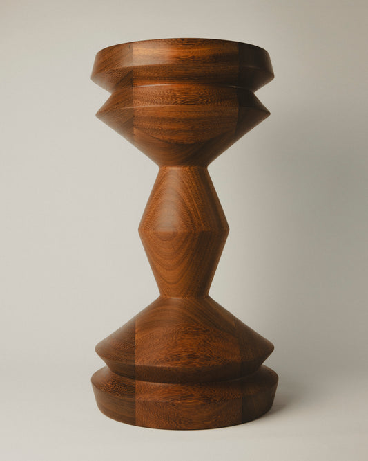 Taburete de madera de iroko con formas geométricas