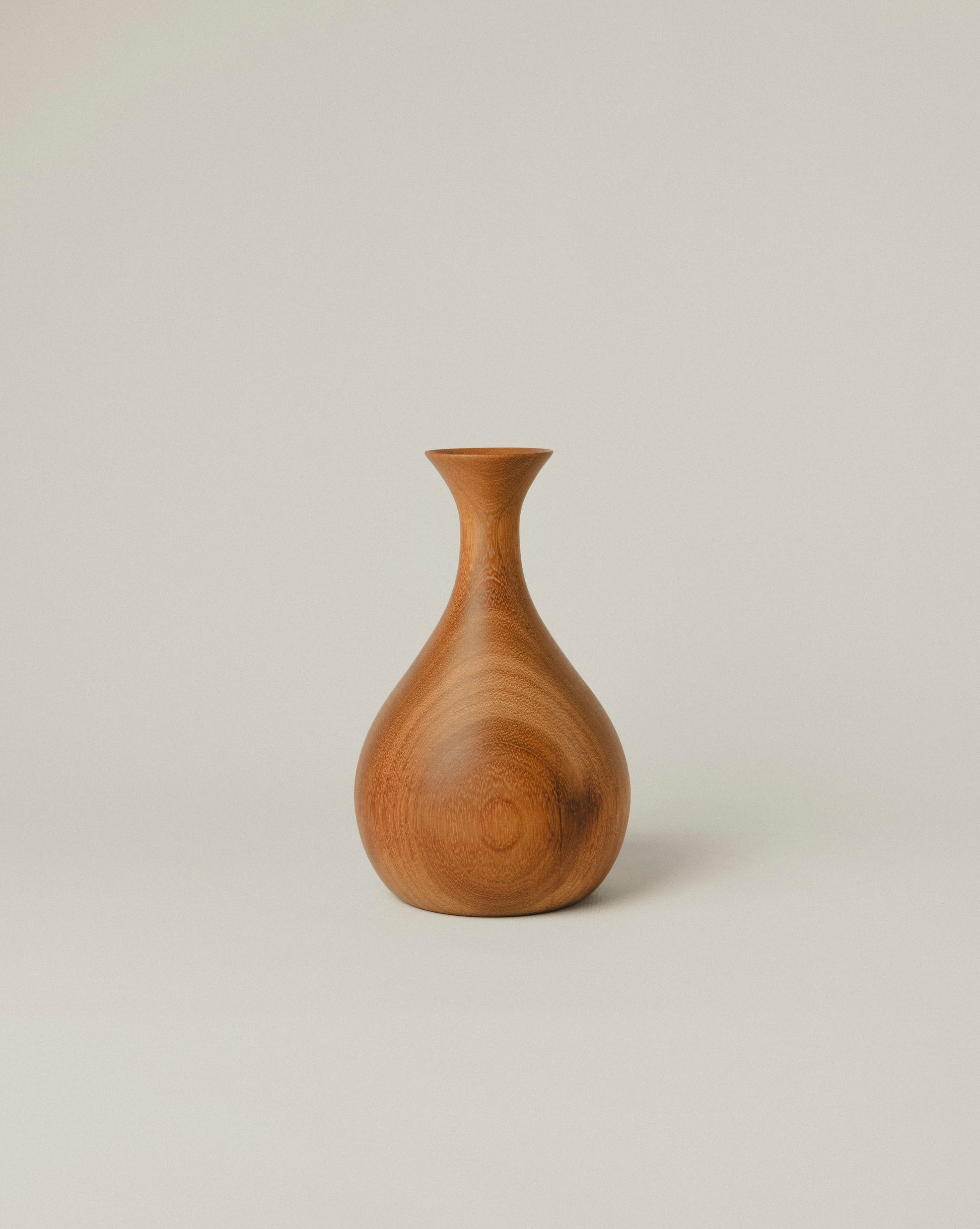 Jarrón de madera iroko M con cuello ancho y base suave, hecho a mano.