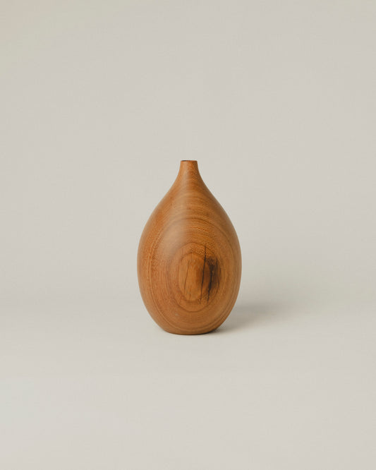  Jarrón en forma de lágrima de iroko, torneado artesanalmente.
