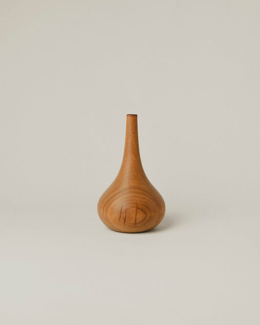 Jarrón de iroko M con cuello corto y base amplia, forma de lágrima.