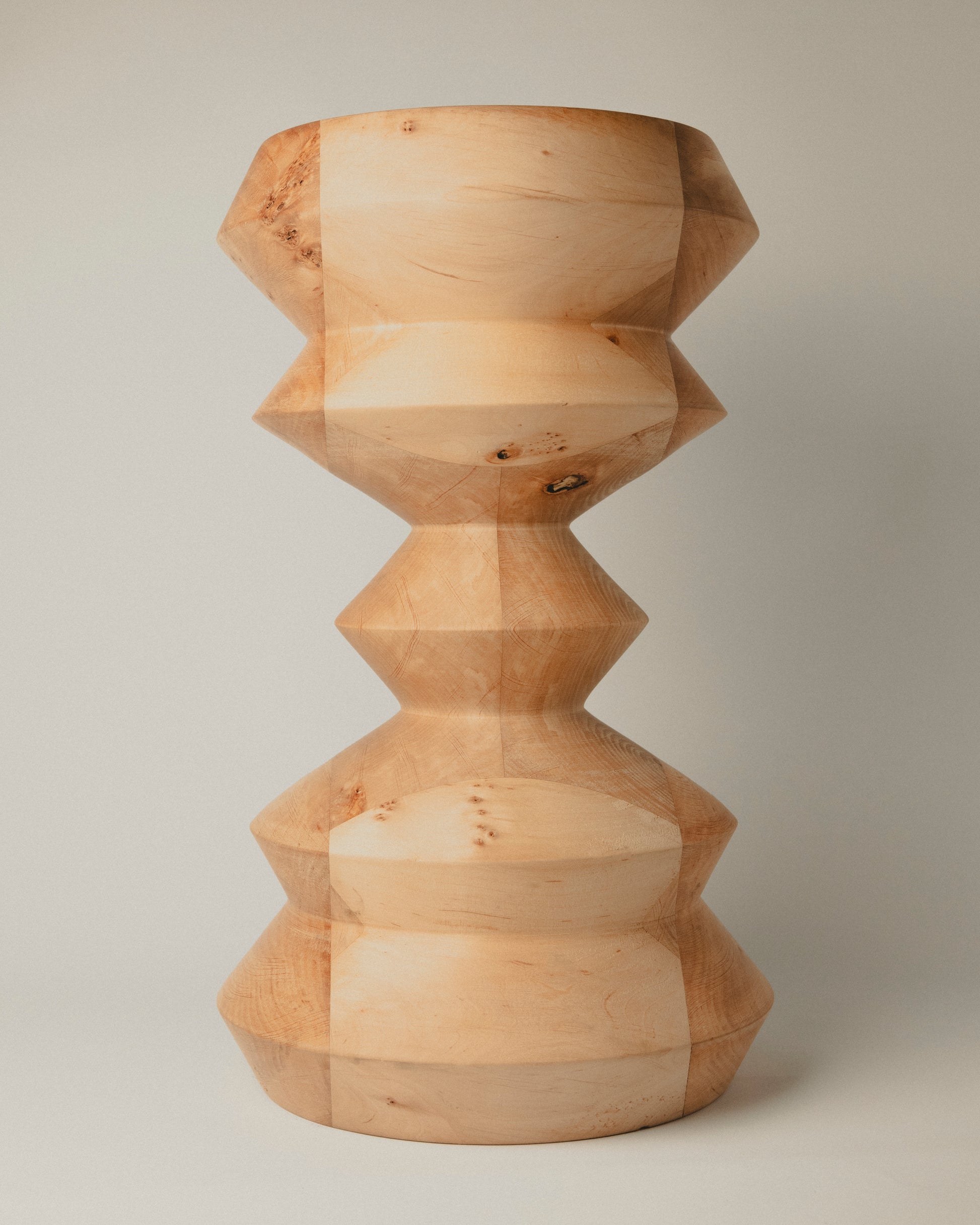 Vista front del Totem Nº 02 en aliso, hecho por Yubero Torno.