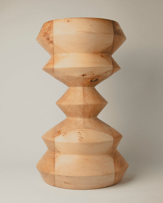 Vista front del Totem Nº 02 en aliso, hecho por Yubero Torno.