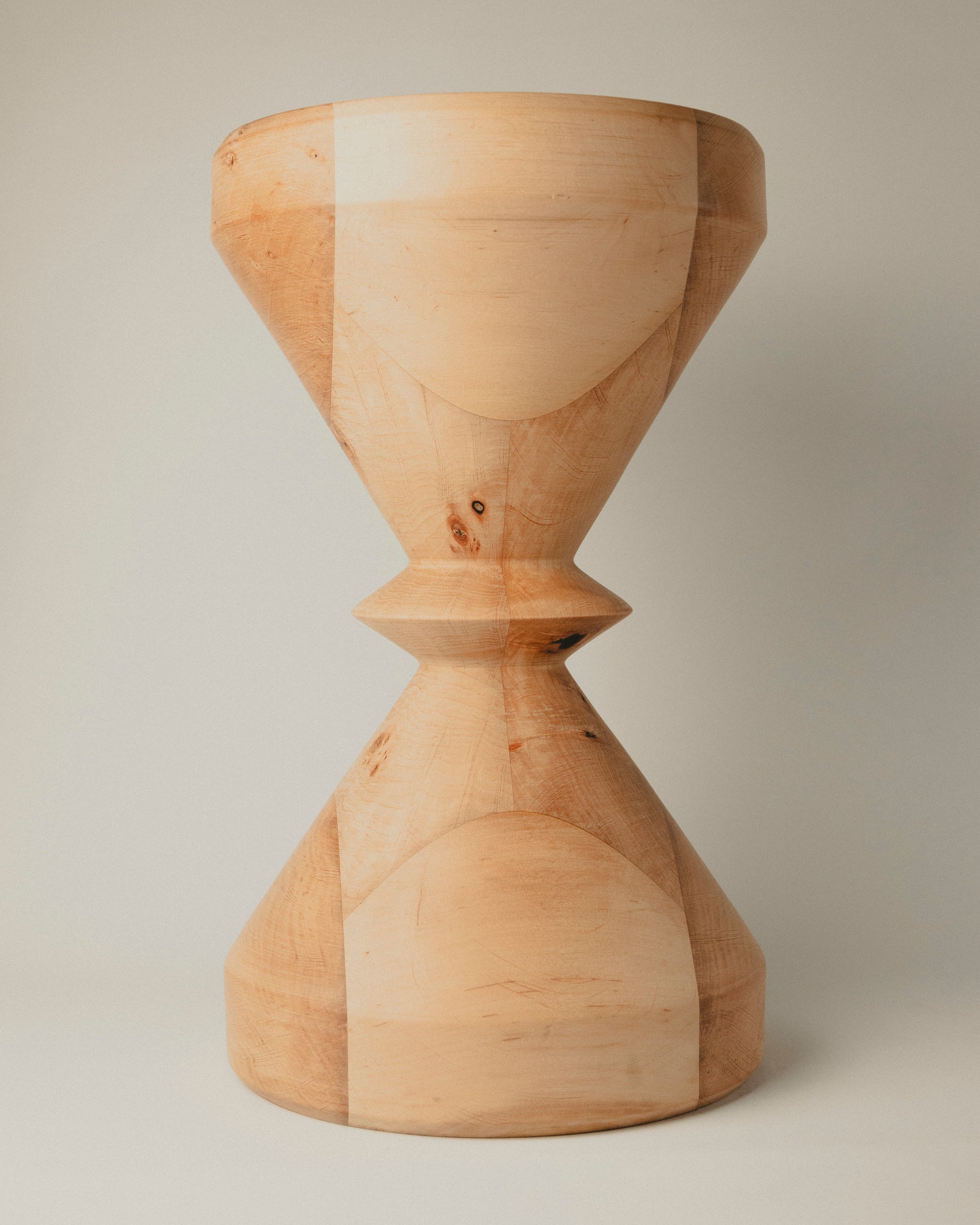 Vista frontal del Totem Nº 03 en aliso, hecho por Yubero Torno.
