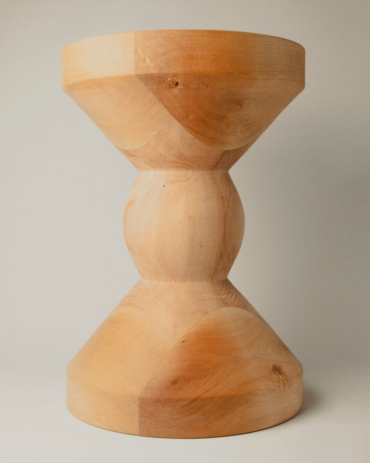 Vista frontal del Totem Nº 04 en aliso, hecho por Yubero Torno