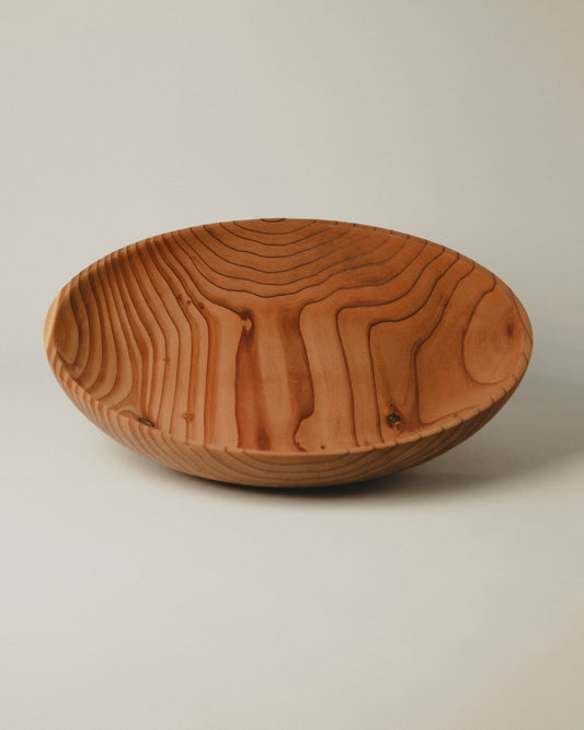 Vista frontal del cuenco de sequoia Nº 1, hecho por Yubero Torno
