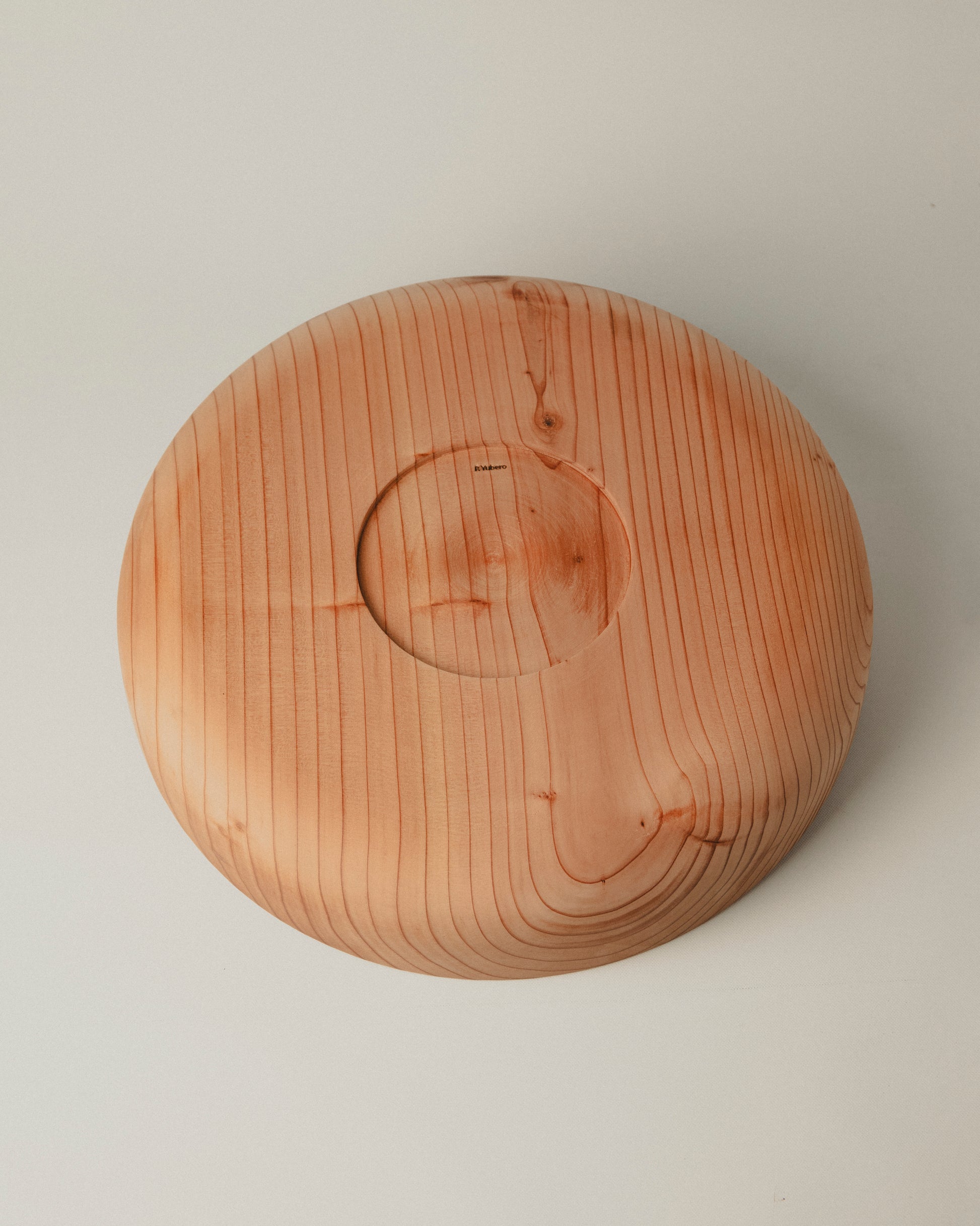Vista inferior del cuenco de sequoia Nº 02, hecho por Yubero Torno