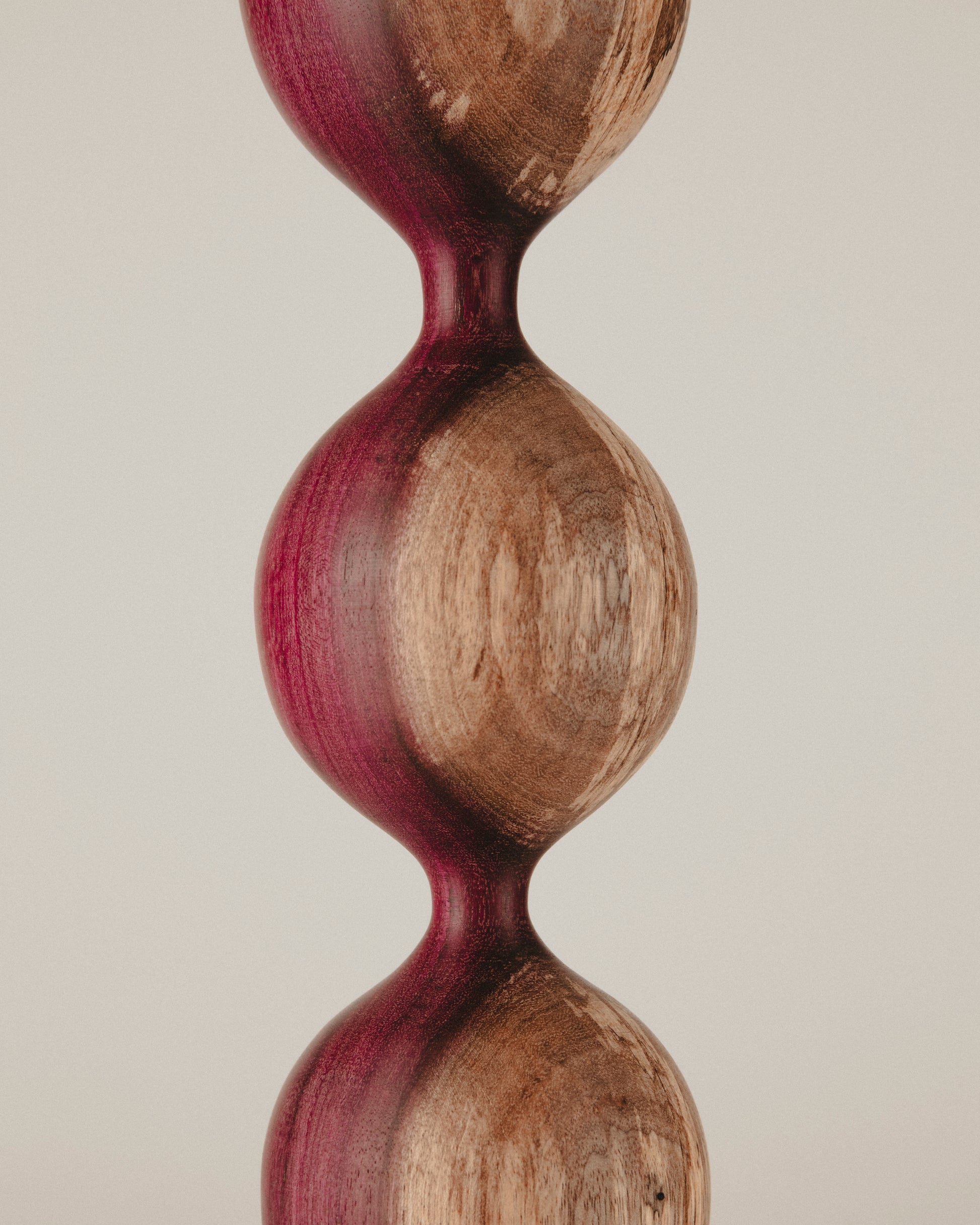 Detalle de transición entre albura y corazón en la escultura de amaranto Nº 01 de Yubero torno